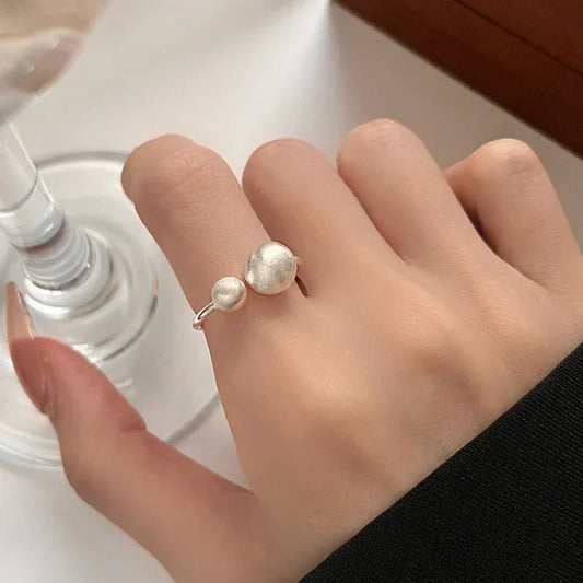 Bague en Argent Brossé Élégante avec Perles Connectées Fines - Elara
