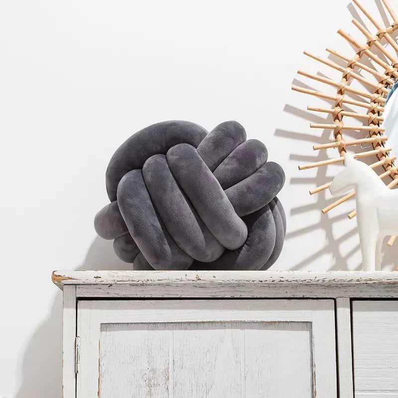 Coussin décoratif et doux avec boule nouée en cuir suédé