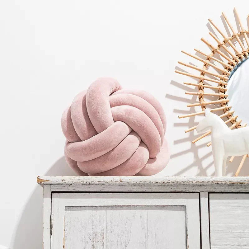 Coussin décoratif et doux avec boule nouée en effet daim