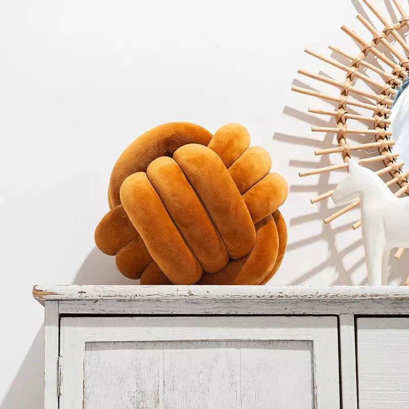 Coussin décoratif et doux avec boule nouée en effet daim