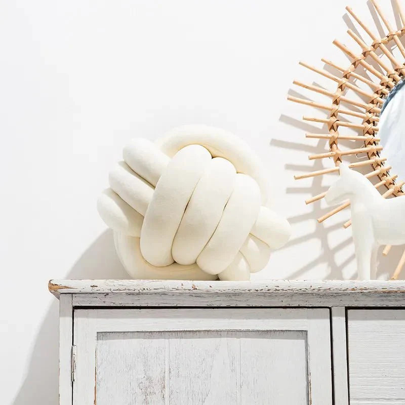 Coussin décoratif et doux avec boule nouée en cuir suédé
