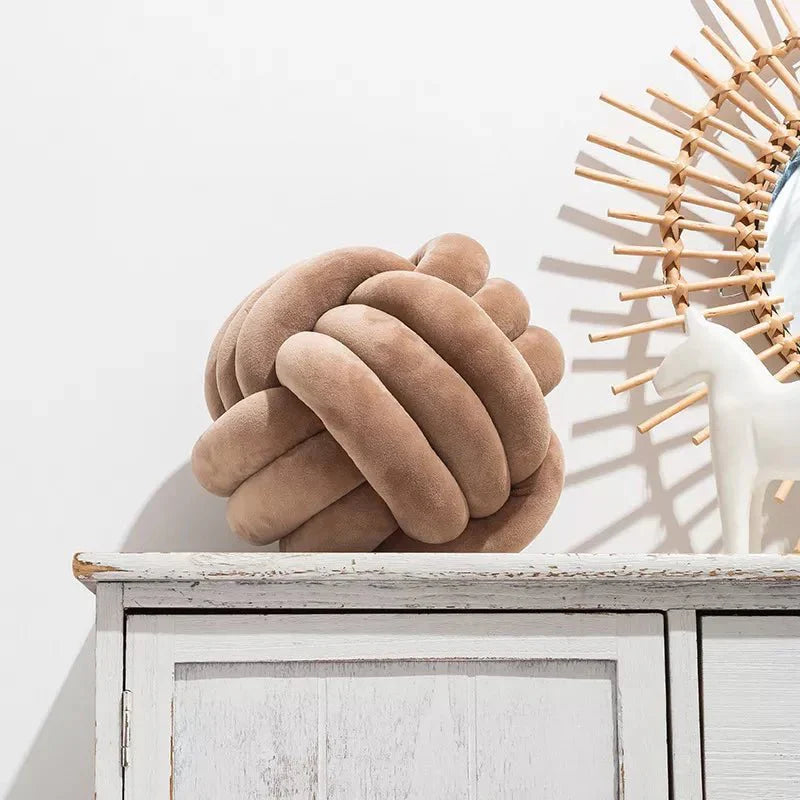 Coussin décoratif et doux avec boule nouée en cuir suédé