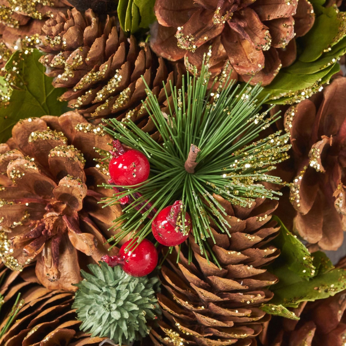 Couronne de Noël en cônes de pin naturels – Décor scintillant de 18,5 pouces pour porte d'entrée, Décor de vacances 2024