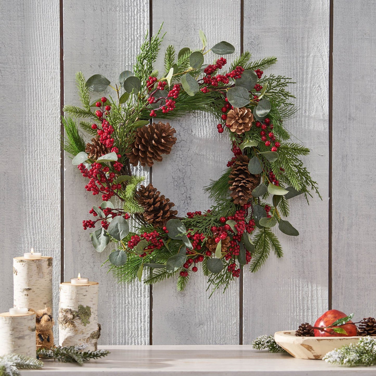 Couronne de 22 pouces en Eucalyptus & Baies avec Pignes – Décor Rustique Naturel pour Porte d'Entrée, Noël 2024