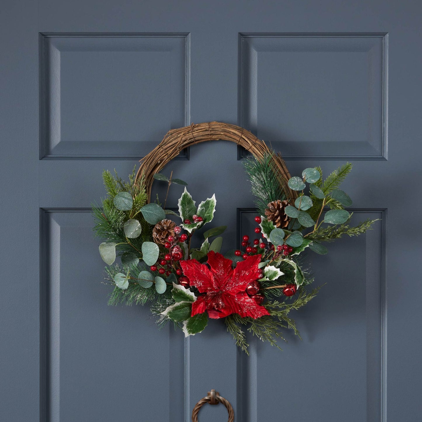 Couronne de Noël Poinsettia & Eucalyptus de 23,5 pouces – Baies rouges vives, parfaite pour la porte d'entrée, décoration de Noël 2024
