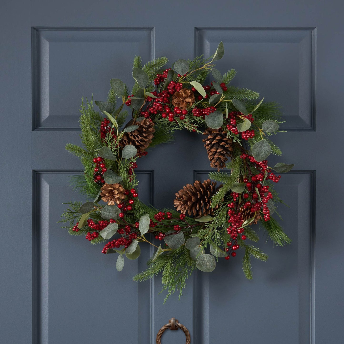 Couronne de 22 pouces en Eucalyptus & Baies avec Pignes – Décor Rustique Naturel pour Porte d'Entrée, Noël 2024