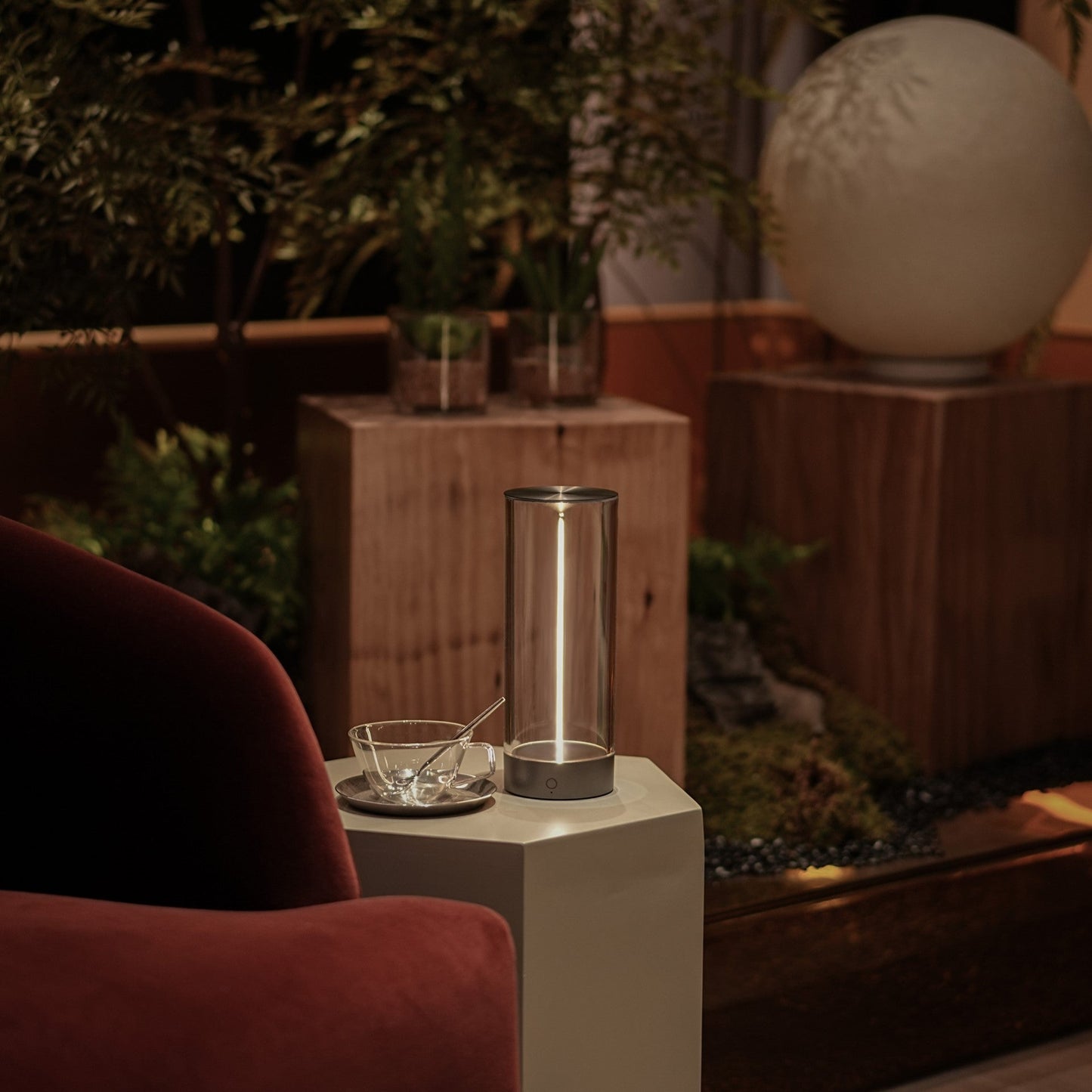 Floroux - Lampe de Table Slim & Modern pour un Éclat Exigeant