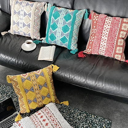 Coussin décoratif d'inspiration marocaine avec pompon