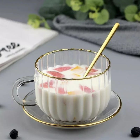 Tasse en verre et soucoupe avec anneau doré