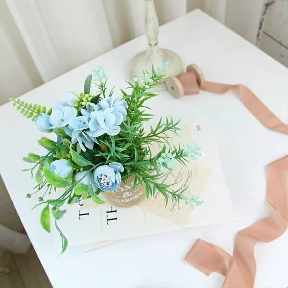 Fleurs d'hortensia avec vase