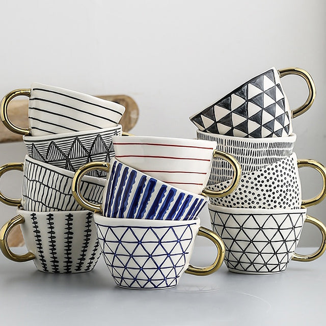 Tasse avec motif géométrique abstrait et anse dorée