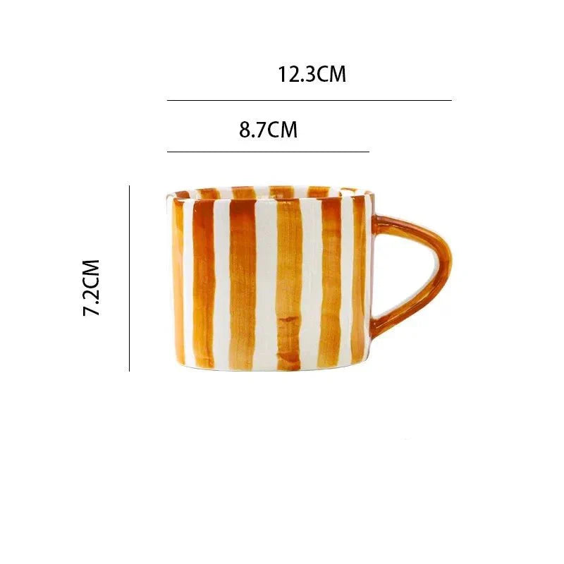 Set de tasse et soucoupe en céramique avec des rayures dessinées à la main