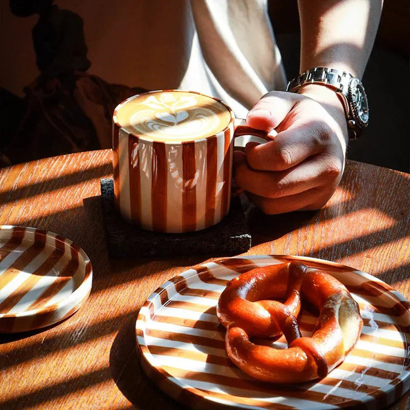 Set de tasse et soucoupe en céramique avec des rayures dessinées à la main