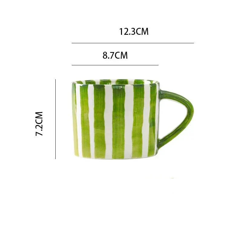 Set de tasse et soucoupe en céramique avec des rayures dessinées à la main