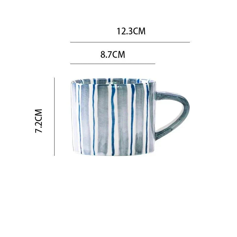 Set de tasse et soucoupe en céramique avec des rayures dessinées à la main