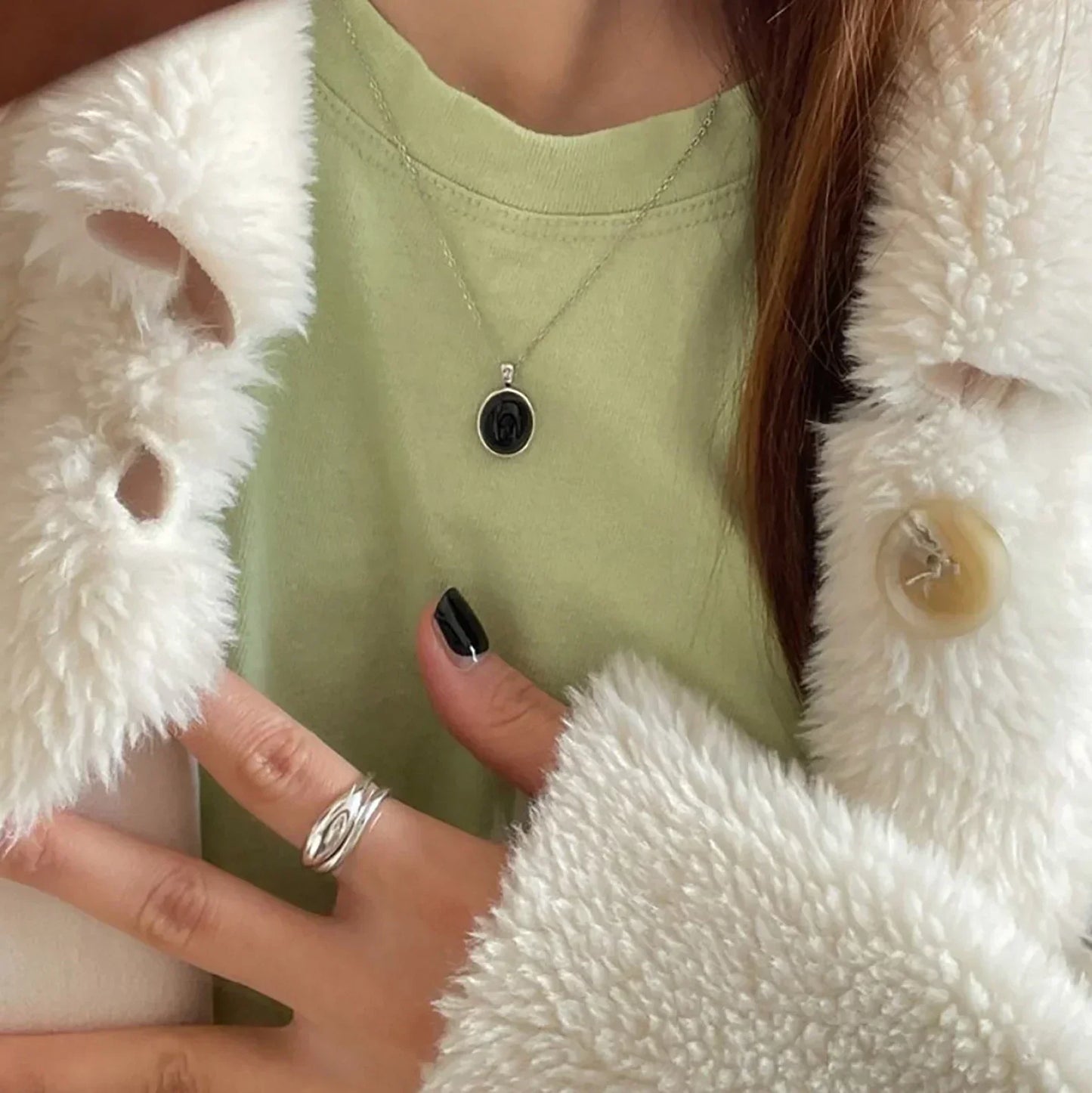 Collier Élegant en Opale Noire | Une Impressionnante Déclaration de Style