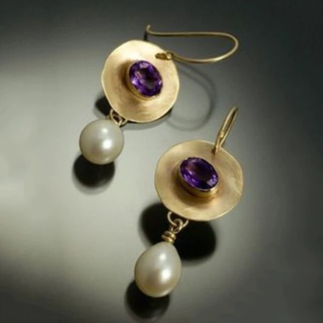 Boucles d'oreilles vintage élégantes dorées avec perle et zirconium violet - Collection Amarise