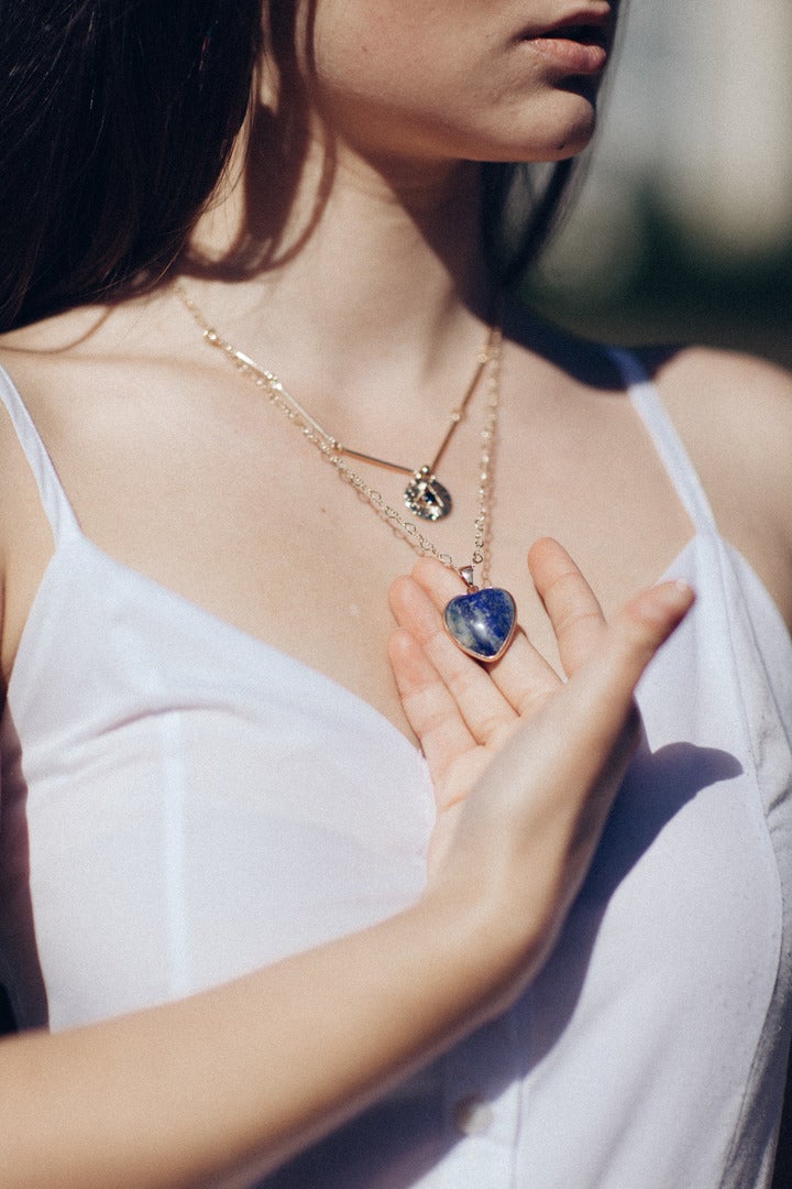 Collier Althea – Élégante Chaîne de Lapis Protecteur