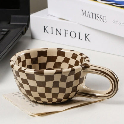 Tasse en céramique avec un motif de damier irrégulier