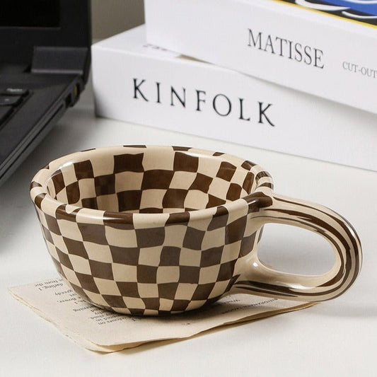 Tasse en céramique avec un motif de damier irrégulier