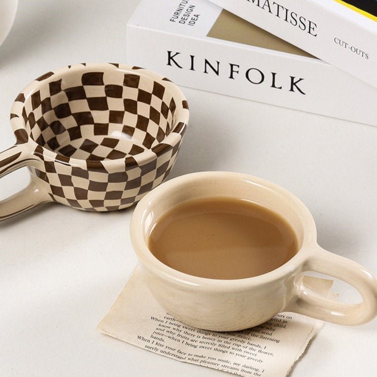 Tasse en céramique avec un motif de damier irrégulier