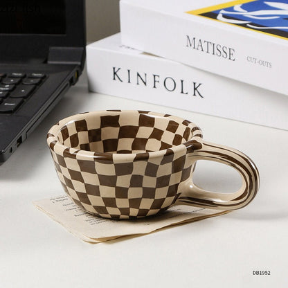 Tasse en céramique avec un motif de damier irrégulier