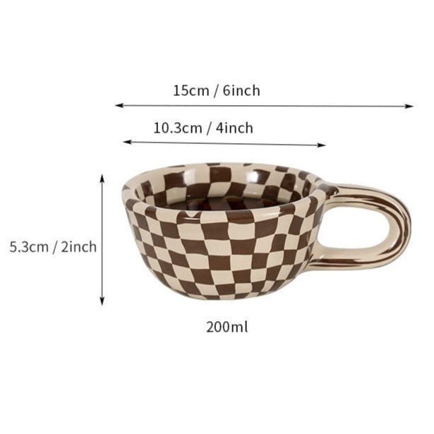 Tasse en céramique avec un motif de damier irrégulier