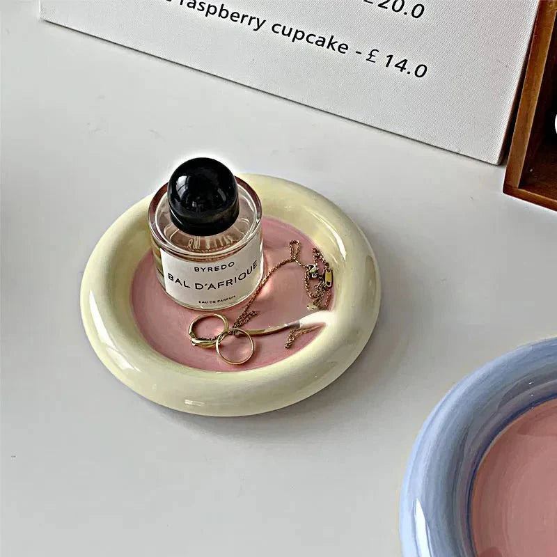 Assiette dodue aux couleurs pastel dans le style coréen