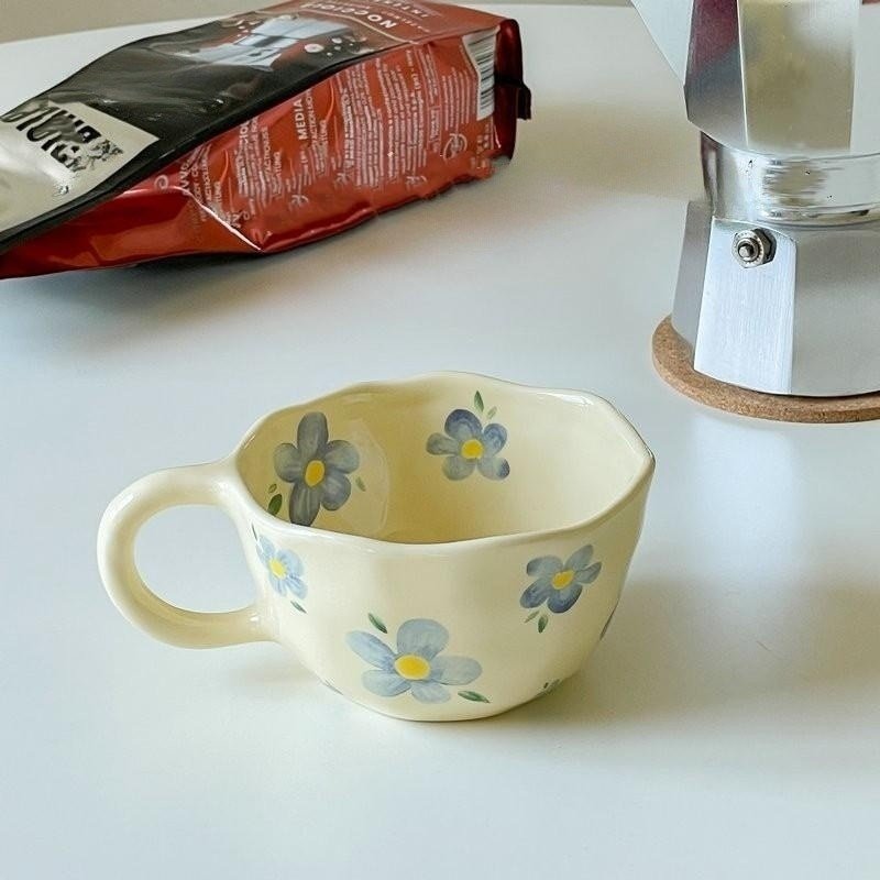 Tasse en céramique avec fleur irrégulière dans le style coréen
