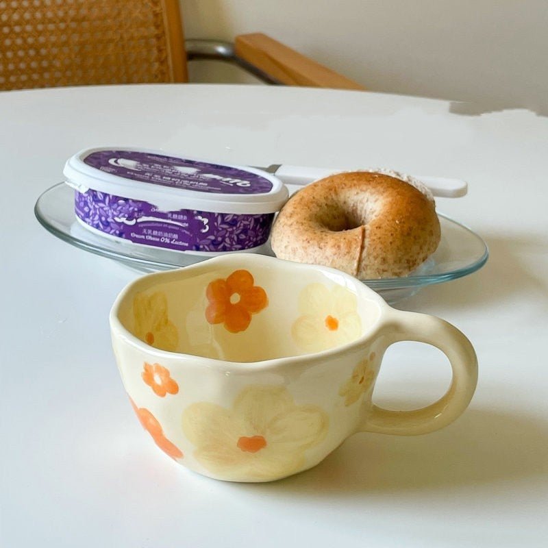 Tasse en céramique avec fleur irrégulière dans le style coréen