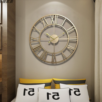 Montre murale squelette en or ou en bronze