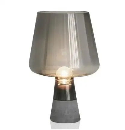 LumièreIndus - Lampe de Table en Verre Ambré et Base en Ciment