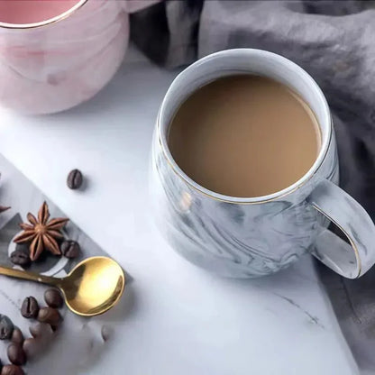 Tasse à café en céramique de couleur pastel avec motif marbré