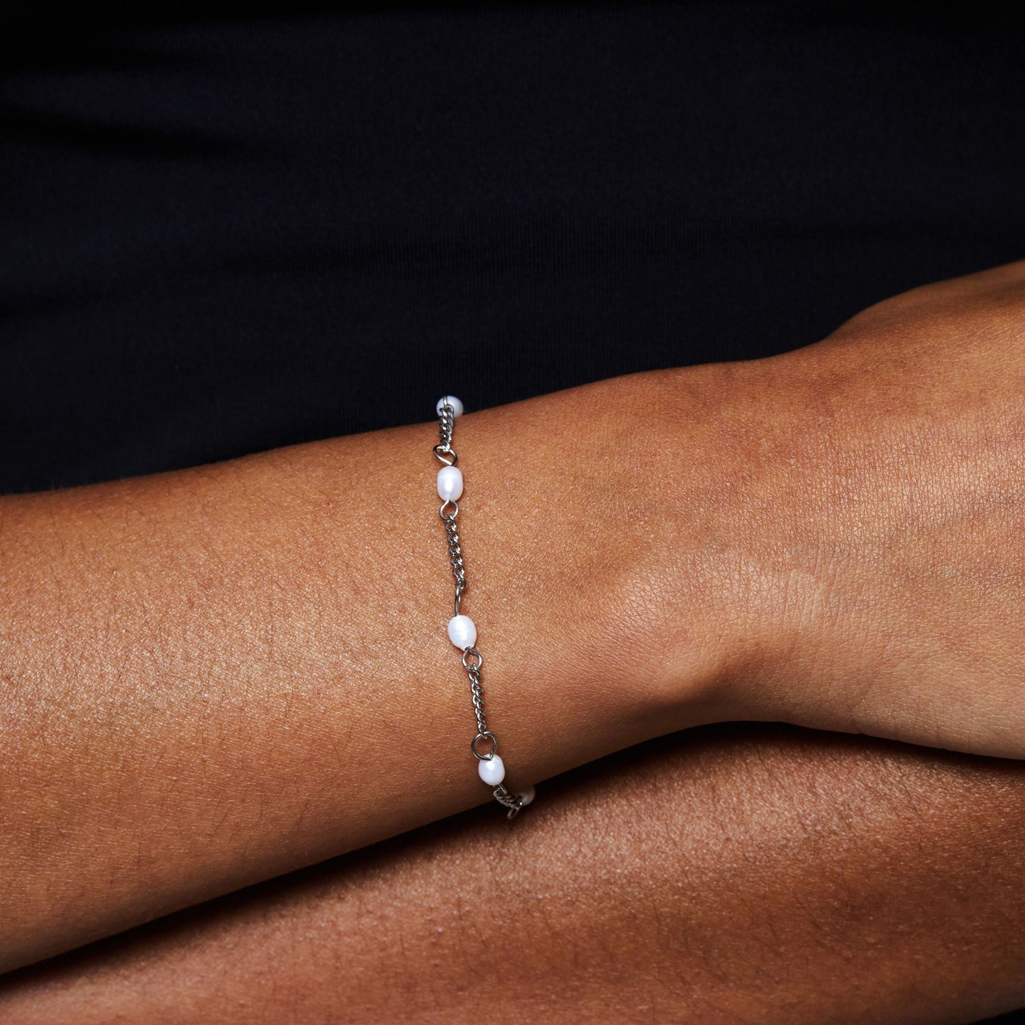 Bracelet Élégante Amara avec des Perles de Eau Douce Éblouissantes