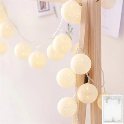 Jolie guirlande lumineuse pastel avec des boules de coton