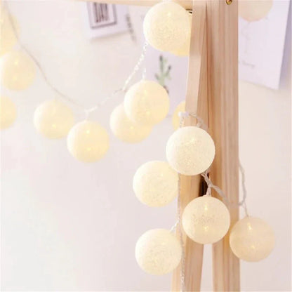 Jolie guirlande lumineuse pastel avec des boules de coton