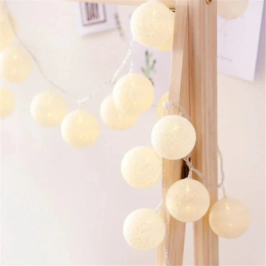 Jolie guirlande lumineuse pastel avec des boules de coton