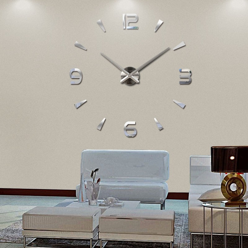 Vraiment grande horloge murale au design moderne