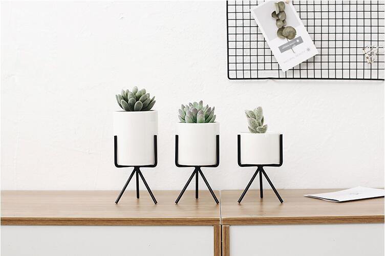 Compact ceramic plant pot Floroux with geometric metal stand | Modern design | Table decoration for the home