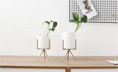 Compact ceramic plant pot Floroux with geometric metal stand | Modern design | Table decoration for the home