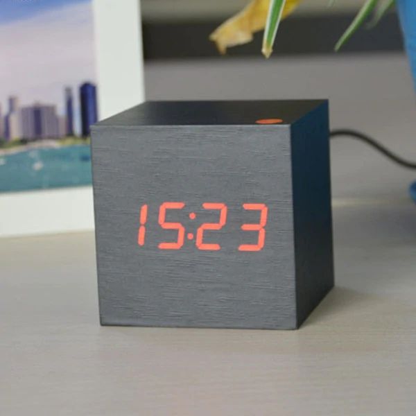 Horloge de table numérique Floroux | Design minimaliste | Écran LED | Moderne et fonctionnel | Parfait pour la maison et le bureau