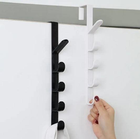 Derrière le crocher de porte