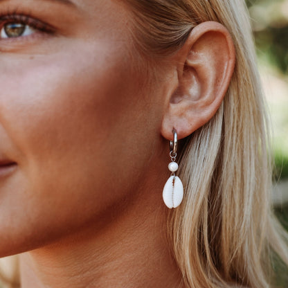 Boucles d'oreilles élégantes en coquillage cowrie - Collection Elara