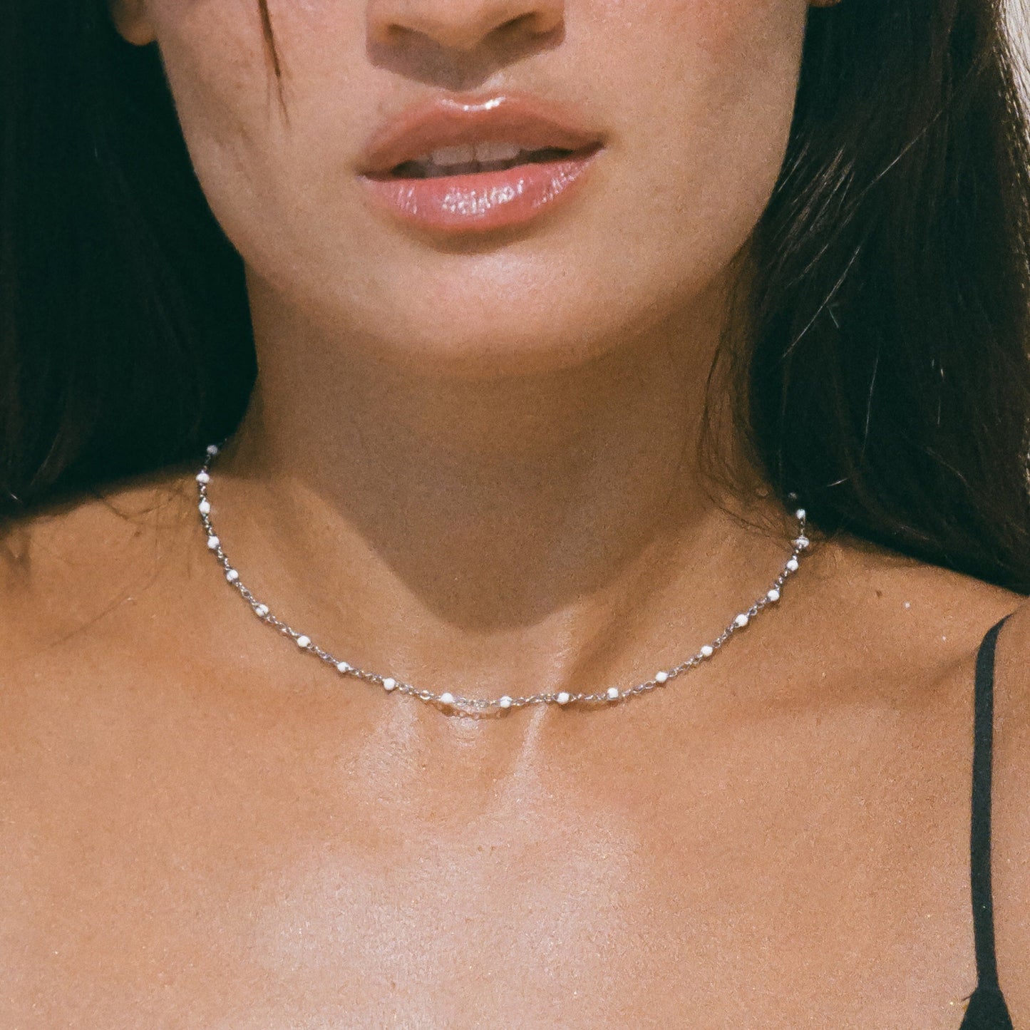 Choker Élégant avec des Perles Émaillées Blanches Brillantes - Aurielle