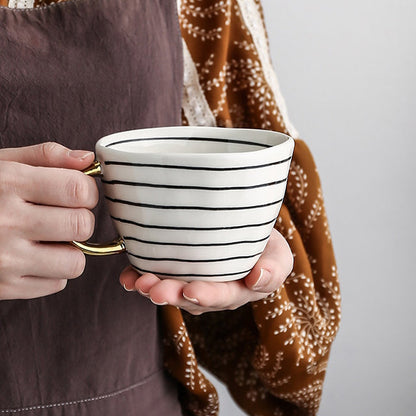 Tasse avec motif géométrique abstrait et anse dorée