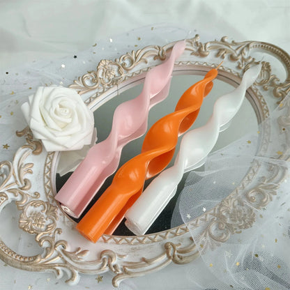 Ensemble de deux pièces en bougies coniques torsadées