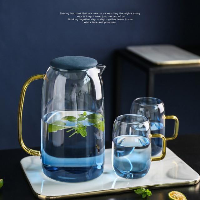 Ensemble de carafes en verre bleu ombragé