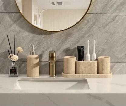 Accessoires de salle de bain en pierre travertin.