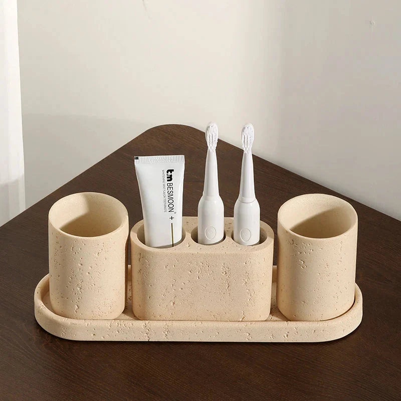 Accessoires de salle de bain en pierre travertin.