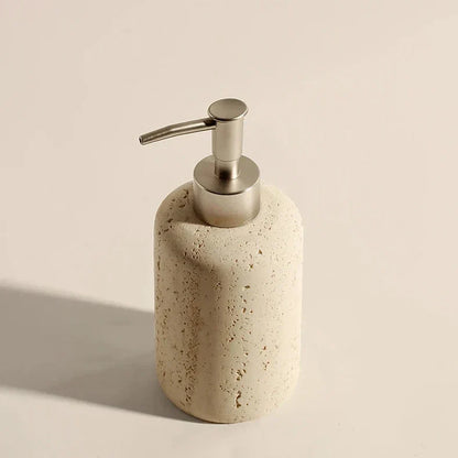 Accessoires de salle de bain en pierre travertin.